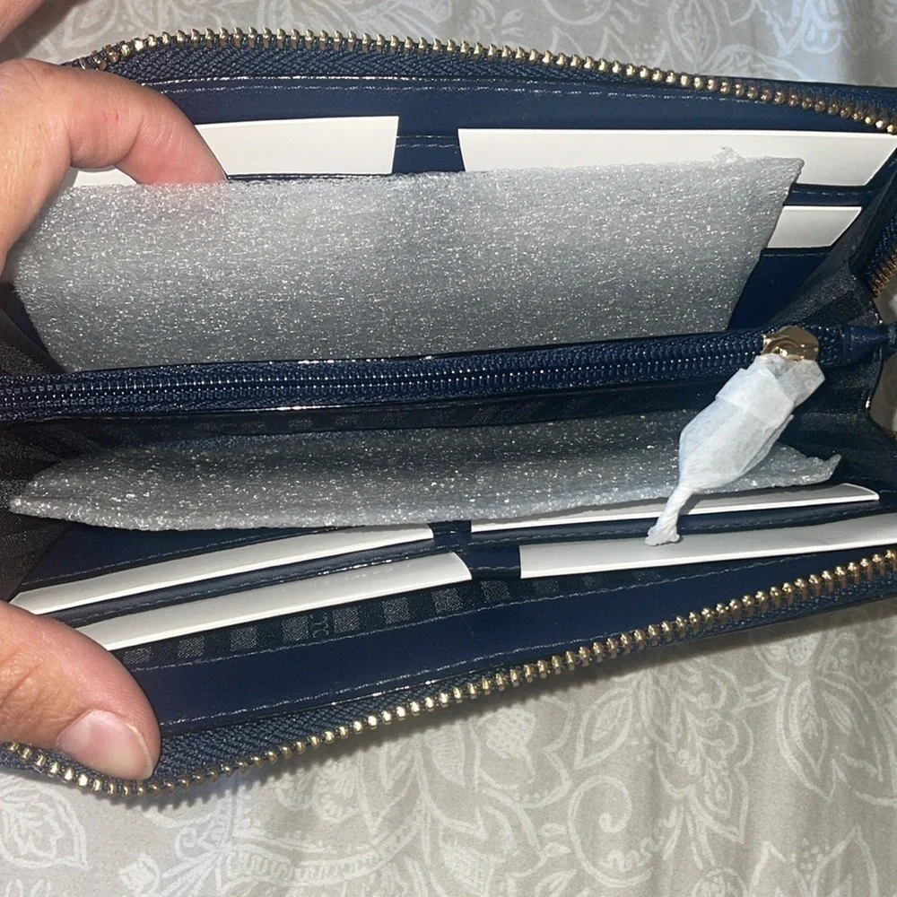 Victoria's Secret Midnight Croc Zippy Wallet Large Bi-Fold - Picture 8 of 8